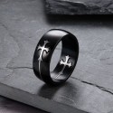 Détails de cette bague anti-stress pour homme en acier noir avec croix médiévale argentée amovible sur fond texturé.