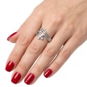Anillo de acero a cielo abierto con múltiples óxidos de circonio que llegan al dedo por una mujer elegante.