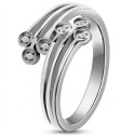 Anillo de compromiso de acero inoxidable de las mujeres con tres surcos de anillo cincelado y se establece con piedras de circon