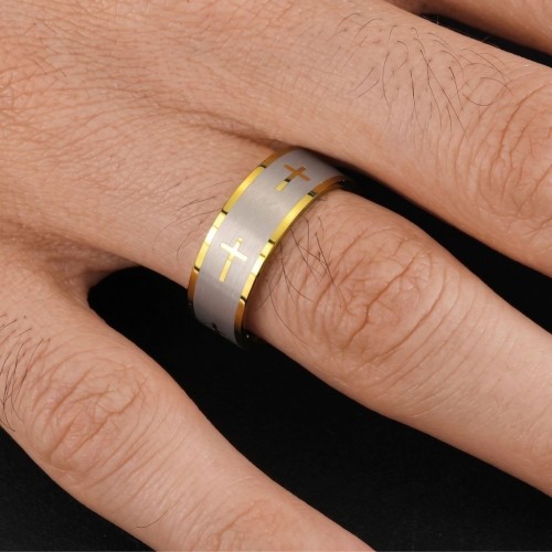 Bague bicolore pour homme en acier brossé ornée de croix latines dorées portée élégamment à l'annulaire.
