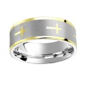 Gros plan sur la finition brossée, les bordures polies dorées et la croix latine incrustée de l'anneau en acier inoxydable.