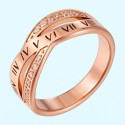 Bague personnalisable pour femme en acier inoxydable or rosé, anneaux entrecroisés avec chiffres romains et cristaux.