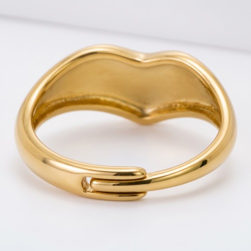Vue arrière de la bague cœur en acier doré montrant le mécanisme ajustable pour s'adapter à toutes les tailles.