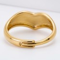Vue arrière de la bague cœur en acier doré montrant le mécanisme ajustable pour s'adapter à toutes les tailles.