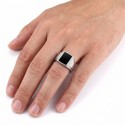Hombre moderno de acero inoxidable con una cara rectangular con un cabujón negro conducido por un hombre