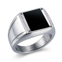 Cavaliere moderno e originale per uomo in acciaio inox con un viso rettangolare con un cabochon nero