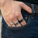 Verschiedene Modelle von Mannringen in schwarzem Edelstahl mit Kohlenstoffband