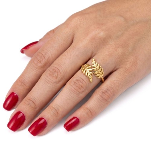 Bague ajustable en acier inoxydable doré portée par une femme, avec un motif de deux feuilles texturées