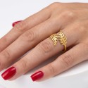 Anillo de acero abierto-inoxidable ajustable llevado por una mujer, con un patrón de dos hojas con textura