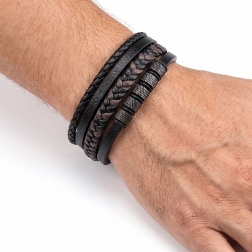 Homme portant un bracelet multi-rangs composé de cuir lisse et tressé noir et marron, orné de perles cylindriques en acier.