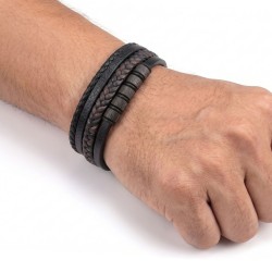 bracelet homme 4 rangs montrant le fermoir magnétique lisse en acier noir prêt à être gravé et les différents cordons de cuir. 2