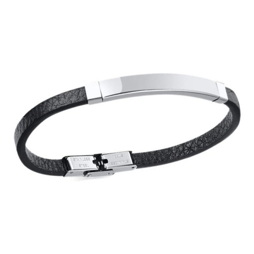 Vue isolée du bracelet en cuir noir, montrant la plaque incurvée en acier sur le recto et le fermoir sécurisé à l'arrière.