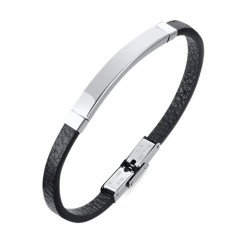 Bracelet en cuir noir lisse, avec plaque incurvée en acier sur le recto personnalisable et le fermoir sécurisé à l'arrière.