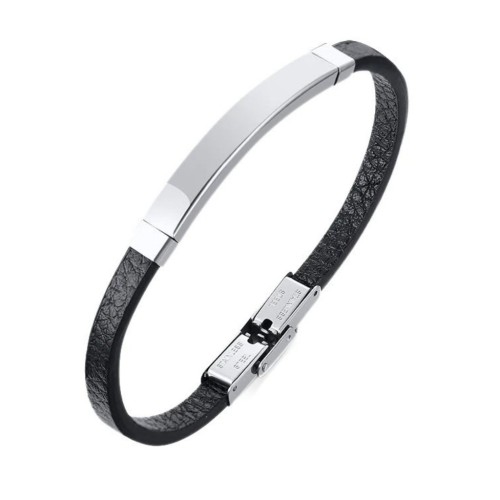 Bracelet en cuir noir lisse, avec plaque incurvée en acier sur le recto personnalisable et le fermoir sécurisé à l'arrière.