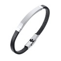 Bracelet en cuir noir lisse, avec plaque incurvée en acier sur le recto personnalisable et le fermoir sécurisé à l'arrière.