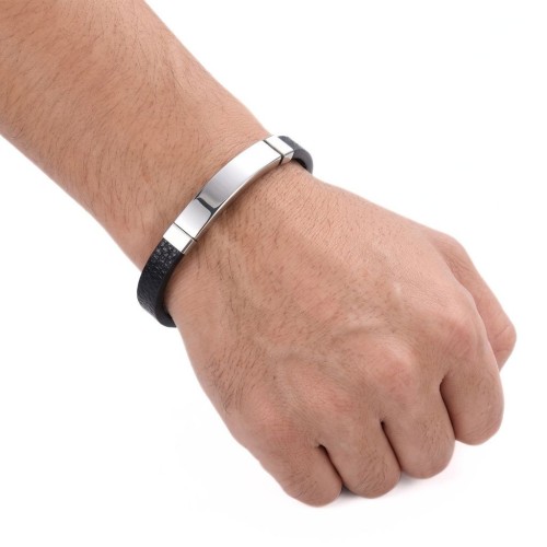 Mann mit einem minimalistischen Armband, bestehend aus einem schwarzen Lederarmband und einem anpassbaren, stahlförmigen Stirnba