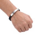 Hombre con una pulsera minimalista compuesta de una correa de cuero negra y una diadema curvada de acero personalizable.