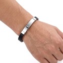 Vue sur le poignet masculin mettant en valeur l'élégance du bracelet en cuir noir et de sa plaque en acier lisse.