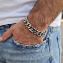 Pulsera de hombre de acero inoxidable, con grandes enlaces de malla cubana con un ancho de 12 mm con cierre de carabiner.