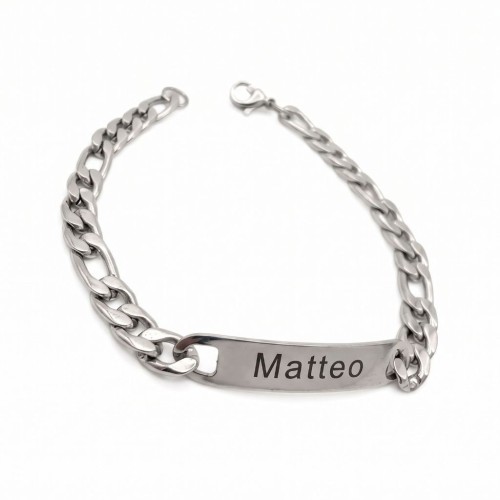 Gros plan sur la plaque du bracelet en acier inoxydable, illustrant un exemple de gravure personnalisée avec le prénom "Matteo".