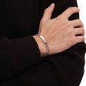 Man carrying the cuban mesh steel gourmette and highlighting the smooth plate on his wrist.
