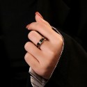 Altro angolo dell'anello trasportato da una donna che illustra il fluido e l'uso discreto dell'anello rotante rilassante