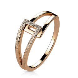 Anillo original y moderno para mujeres en acero de oro rosa con dos triángulos superpuestos que incluyen un sandblaster