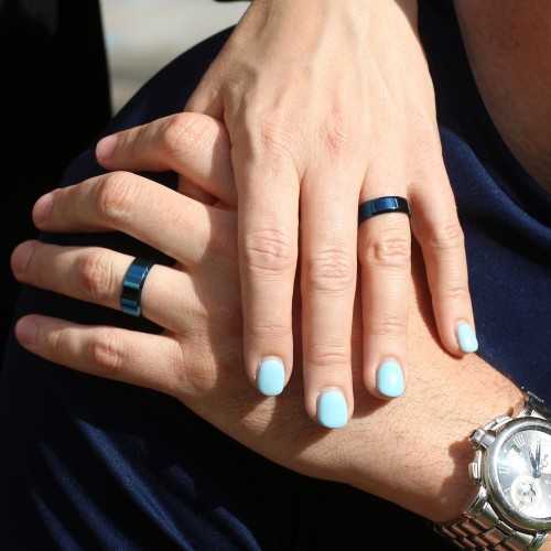 Anillo llevado por un hombre y una mujer de pareja pareja acero color chapado azul lacado