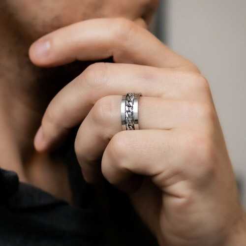 Anello di fidanzamento uomo catena di acciaio incatenato indossato da un uomo