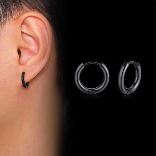 Pendientes de aro finos de acero chapado en negro con forma de cúpula usados por un hombre
