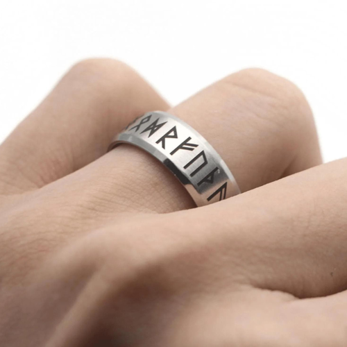 Otro ángulo del anillo rúnico que llega a un dedo que ilustra su presencia clave y un diseño atemporal a diario