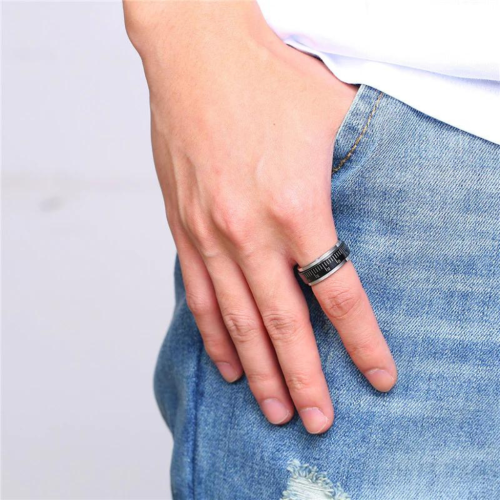 Ring rotierender Anti-Stress-Muster-Meter, der am Finger auf einen ursprünglichen Stil getragen wird