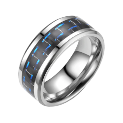 Anello uomo in acciaio inox con fibra di carbonio nero e linee blu, personalizzabile all'interno.