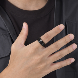 Anillo de hombre antiestrés en acero inoxidable negro con alfabeto rúnico vikingo y cadena rotativa central. 2