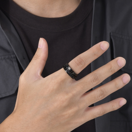 Anello runico nero nel dito da un uomo, uno stile nordico e misterioso su base giornaliera.