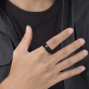 Schwarzer Runenring im Finger von einem Mann, einem nordischen und mysteriösen Stil täglich.