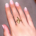 Anillo en forma de un anillo de dedo de serpiente corrugado dorado por una mujer, un estilo glamoroso y femenino.