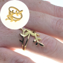Women's ring in the shape of a laurel leaf in gold-colored steel worn