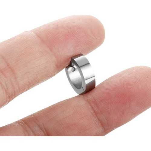 Boucles d'oreilles homme créoles acier inoxydable couleur argent à clips vue de pré POV