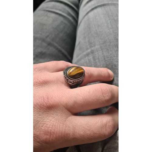 Anillo de sello tribal de acero plateado y ojo de tigre usado por un hombre