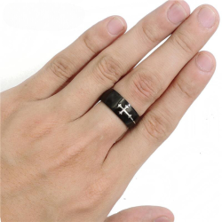 Anello anti-stress da uomo in acciaio nero con croce medievale argento rimovibile su sfondo con texture. 2