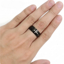 Anillo de hombre antiestrés negro con dedo cruz medieval, ilustrando su diseño elegante y lúdico.
