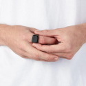 Cavaliere quadrato nero in anulare di un uomo per uno stile minimalista, maschio e affermato