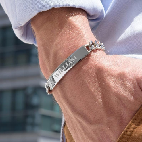 Bracciale barbazzale maglia cubana piastra in acciaio da incidere indossato da un uomo con inciso il nome William