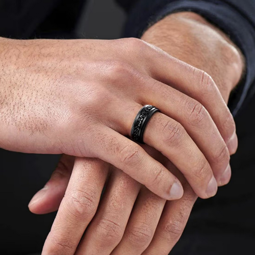 Anillo anillo en la cadena antiestrés de acero negro de acero negro por un hombre