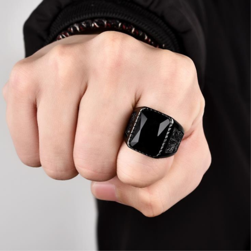 Bague chevalière acier et pierre toute noire feuille de cannabis portée par un homme