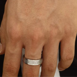 ANELLO UOMO DONNA ACCIAIO MASSICCIO NUMERI ROMANI INCISIONE IN RILIEVO NUOVO 10140