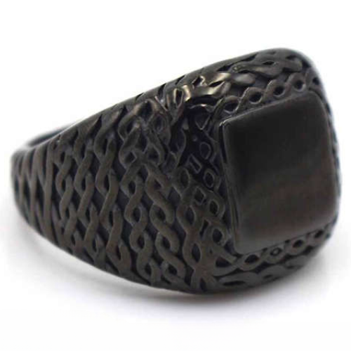 Anello a sigillo da uomo in acciaio nero intrecciato con cabochon nero vista di profilo laterale