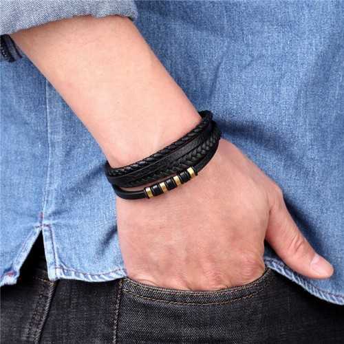 Bracelet cuir noir tressé multi rangs liens fermoir acier doré porté par un homme