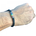 Brazalete de cuero y cierre magnético de acero arcoíris del orgullo gay usado por un hombre
